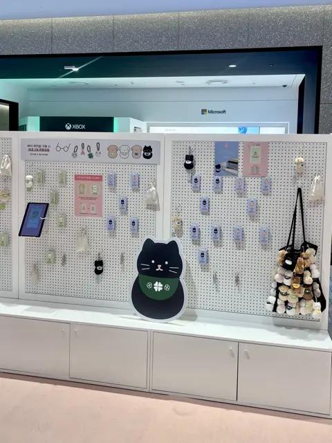 DONDONZ 더현대 NFC 팝업 현장 사진 2